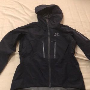 Arcteryx women’s Alpha Sv Jacket Small Dark Blue Near New